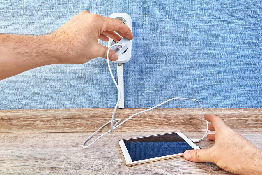 How to Choose the Right Charger for Your Phone 4 Charging Cable